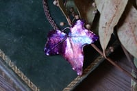 Image 1 of Vera foglia di edera elettroformata in rame con patina viola