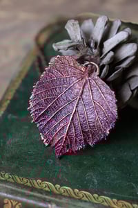 Image 3 of Vera foglia di tiglio elettroformata in rame con patina viola