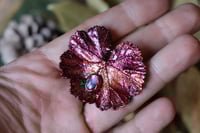 Image 2 of Vera foglia di malva elettroformata in rame con labradorite e patina viola