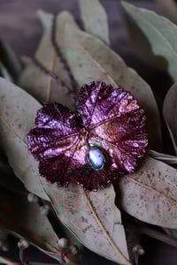 Image 3 of Vera foglia di malva elettroformata in rame con labradorite e patina viola