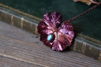 Image 1 of Vera foglia di malva elettroformata in rame con labradorite e patina viola