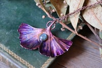 Image 2 of Vera foglia di ginkgo biloba elettroformata in rame con labradorite e patina viola