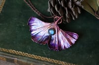 Image 1 of Vera foglia di ginkgo biloba elettroformata in rame con labradorite e patina viola