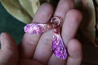 Image 1 of Collana con vera samara di acero sicomoro in rame e patina viola 1