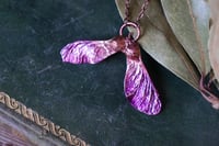 Image 3 of Collana con vera samara di acero sicomoro in rame e patina viola 1