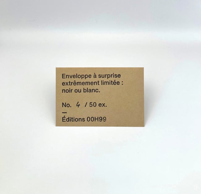 ENVELOPPE À SURPRISE EXTRÊMEMENT LIMITÉE : NOIR OU BLANC