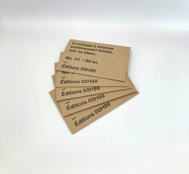 ENVELOPPE À SURPRISE EXTRÊMEMENT LIMITÉE : NOIR OU BLANC