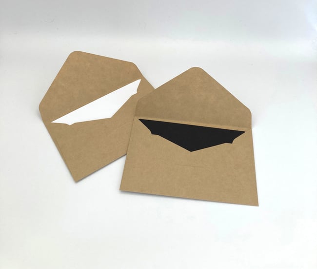 ENVELOPPE À SURPRISE EXTRÊMEMENT LIMITÉE : NOIR OU BLANC