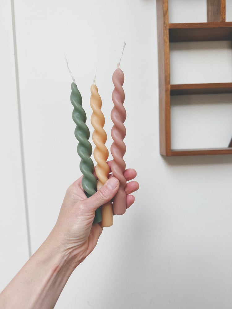 Image of Spiral Taper candle no.2