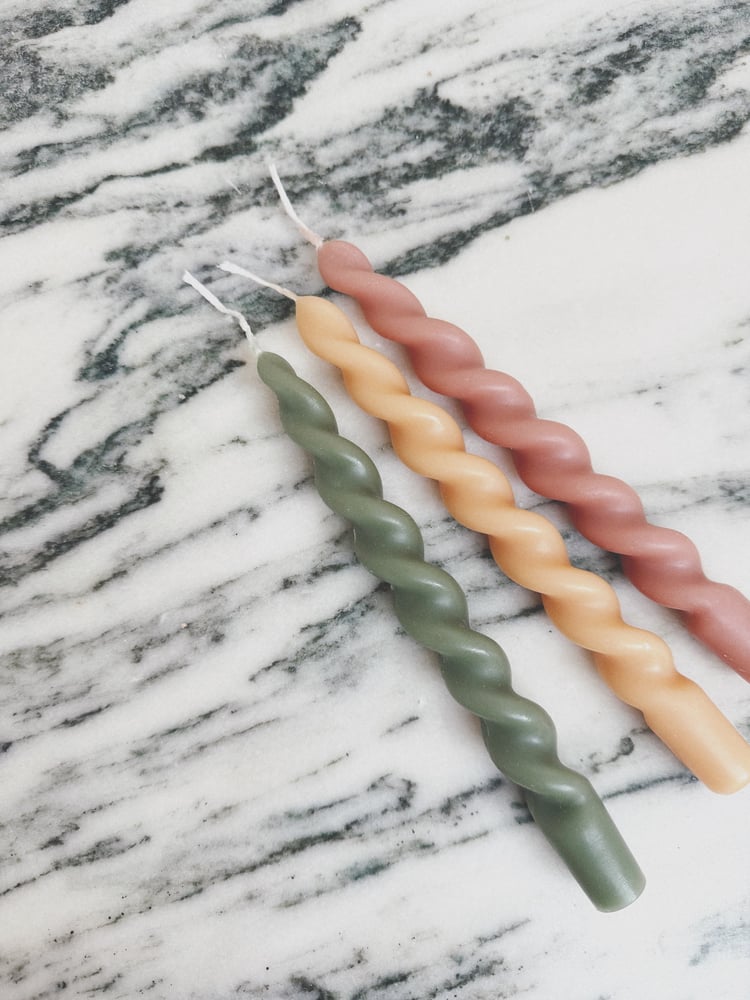 Image of Spiral Taper candle no.2