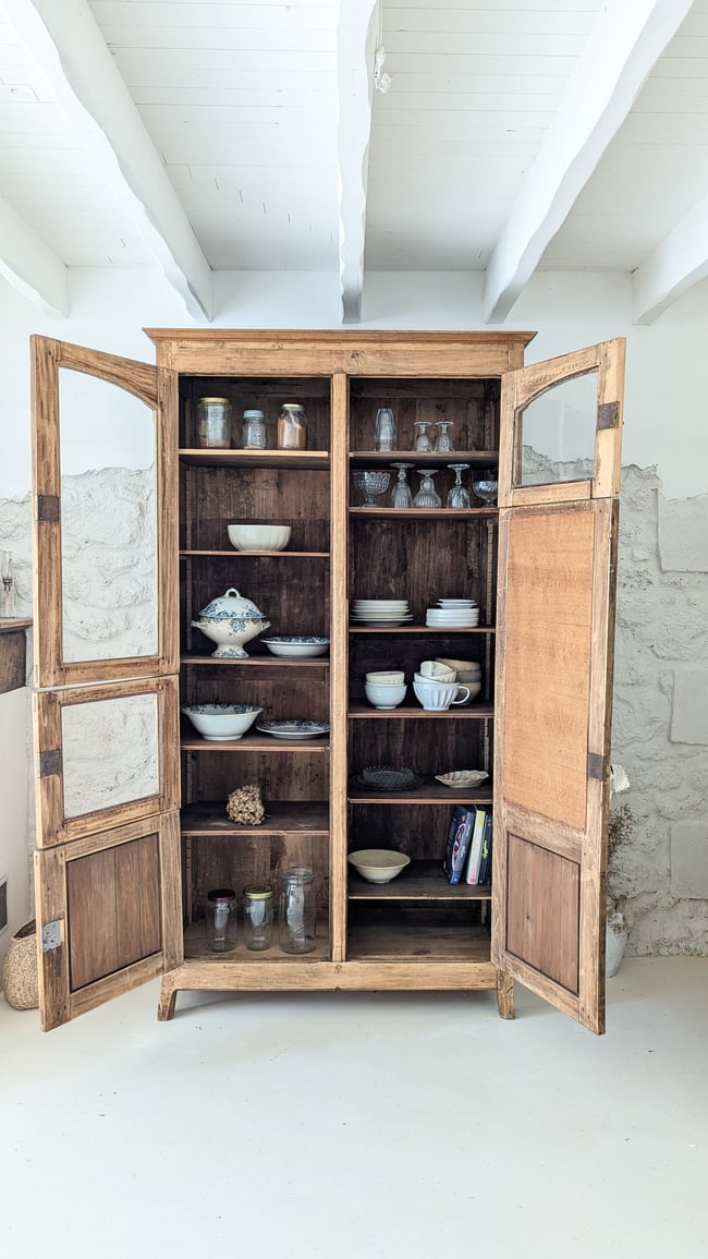 Grande armoire vitrée. 