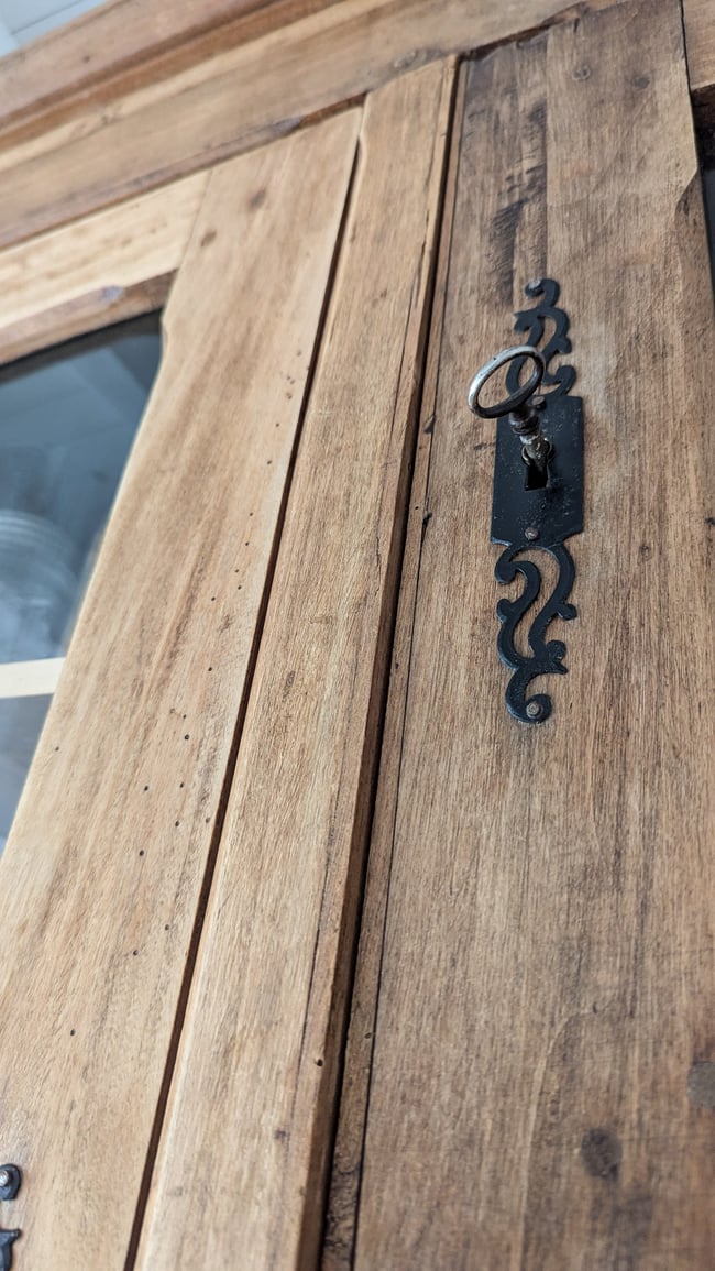 Grande armoire vitrée. 