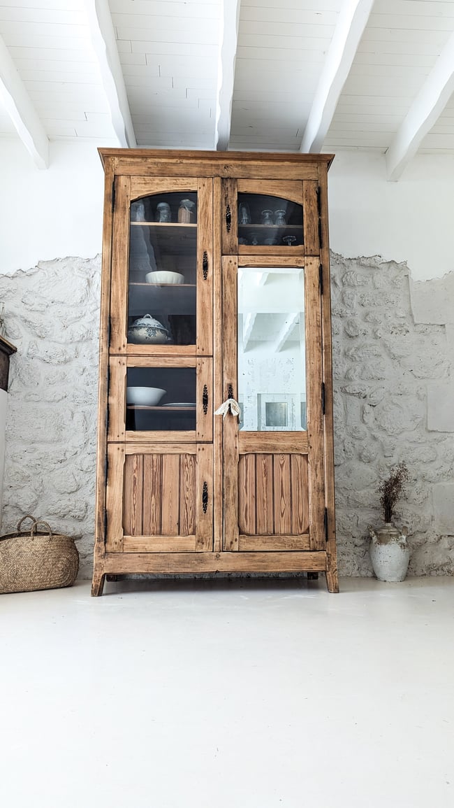 Grande armoire vitrée. 