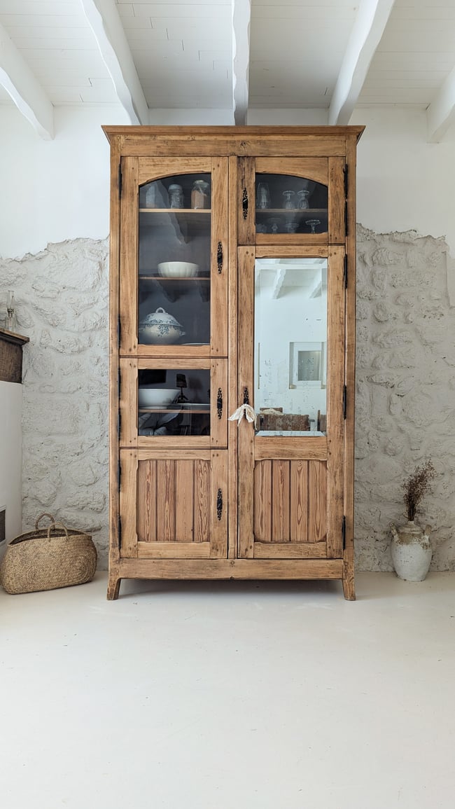 Grande armoire vitrée. 