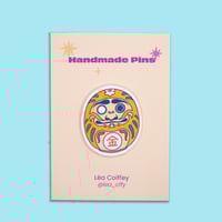 Image 2 of Pin's Daruma — Rouge, rose, jaune, bleu