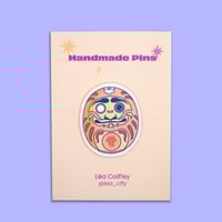 Image 4 of Pin's Daruma — Rouge, rose, jaune, bleu