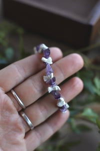 Image 2 of Bracciale con ossa di volpe -chips di ametista-