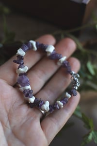 Image 3 of Bracciale con ossa di volpe -chips di ametista-