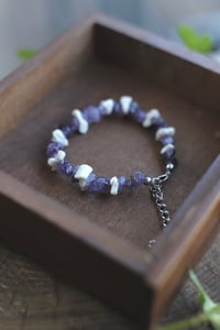 Image 5 of Bracciale con ossa di volpe -chips di ametista-