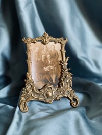 Image 1 of Cadre ancien style Louis XV en laiton