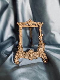 Image 5 of Cadre ancien style Louis XV en laiton