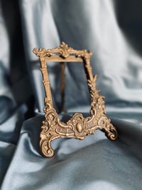 Image 4 of Cadre ancien style Louis XV en laiton