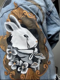 Image 1 of Veste en jean custom Alice au pays des merveilles