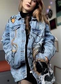 Image 2 of Veste en jean custom Alice au pays des merveilles