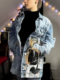 Image 3 of Veste en jean custom Alice au pays des merveilles