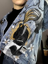 Image 4 of Veste en jean custom Alice au pays des merveilles