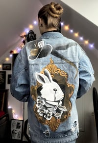 Image 5 of Veste en jean custom Alice au pays des merveilles