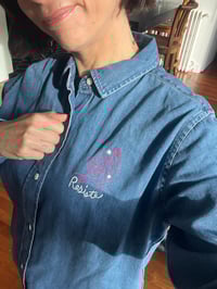 Image 4 of PRE-COMMANDE - Chemise en jean brodée RESISTE - Collab' ADOLIE