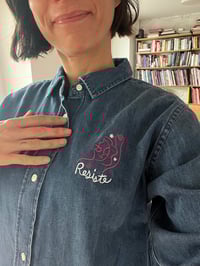 Image 2 of PRE-COMMANDE - Chemise en jean brodée RESISTE - Collab' ADOLIE