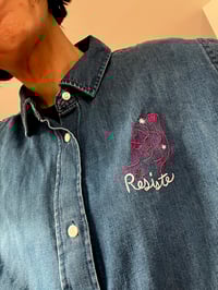 Image 3 of PRE-COMMANDE - Chemise en jean brodée RESISTE - Collab' ADOLIE