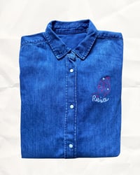 Image 8 of PRE-COMMANDE - Chemise en jean brodée RESISTE - Collab' ADOLIE