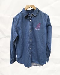 Image 12 of PRE-COMMANDE - Chemise en jean brodée RESISTE - Collab' ADOLIE