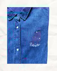 Image 10 of PRE-COMMANDE - Chemise en jean brodée RESISTE - Collab' ADOLIE