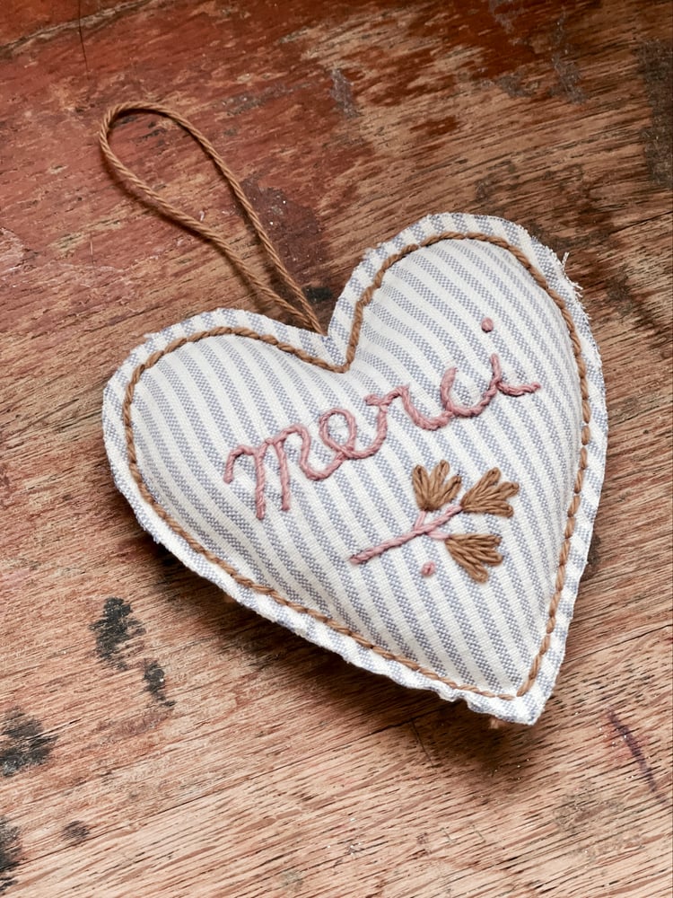 Image of Broderie - Cœur rayures bleu Merci - Cadeau fin d’année maitresse 