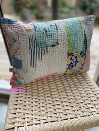 Image 4 of Coussin en Kantha 