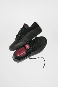 Image 2 of Zapatilla Globe Gillette - Black/Black Suede en liquidación.