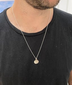 Image of Medalla grabada unisex 