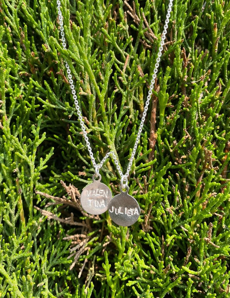 Image of Dos medallas grabadas