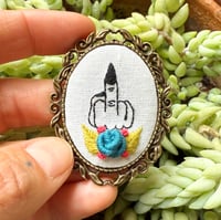 Broche doigt d'honneur witchy