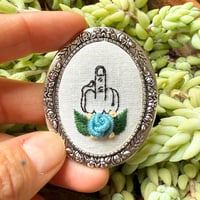 Broche doigt d'honneur