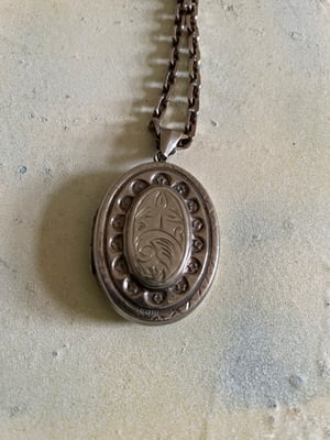 Image of Vintage Sterling chain & locket 