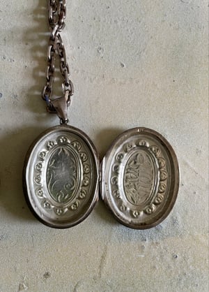 Image of Vintage Sterling chain & locket 