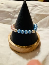 Image 1 of Pearl style glass bead stretch bracelet