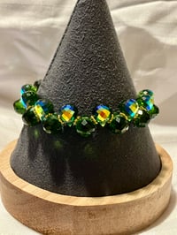Image 1 of Green faceted teardrop beaded bracelet