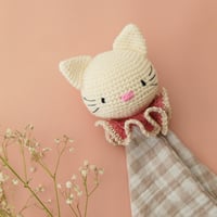 Image 1 of Doudou chat au crochet – lange gaze de coton – fait main en France
