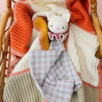 Image 2 of Doudou chat au crochet – lange gaze de coton – fait main en France